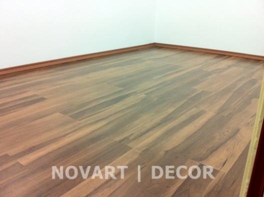 Piso vinílico instalado com rodapé