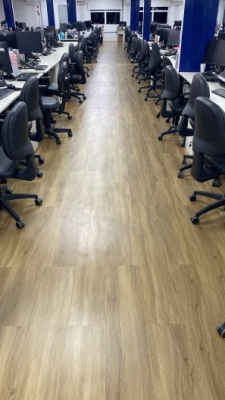 Piso vinílico Tarkett Ambienta para ambiente corporativo