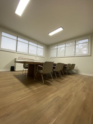 Piso vinílico clicado Ospe Floor para sala de reunião.